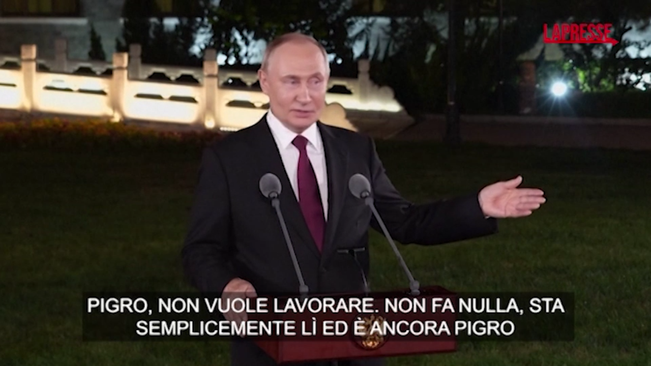 Russia, Putin scherza sul portavoce Peskov: "È pigro"