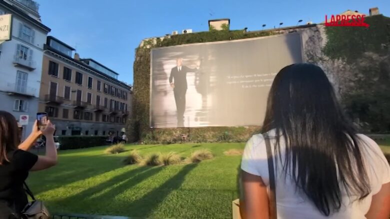 Armani, il maxi cartellone pubblicitario in memoria dello stilista a Milano