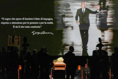 Giorgio Armani, in 6mila alla camera ardente a Milano. Sala: “Il suo nome al Famedio”