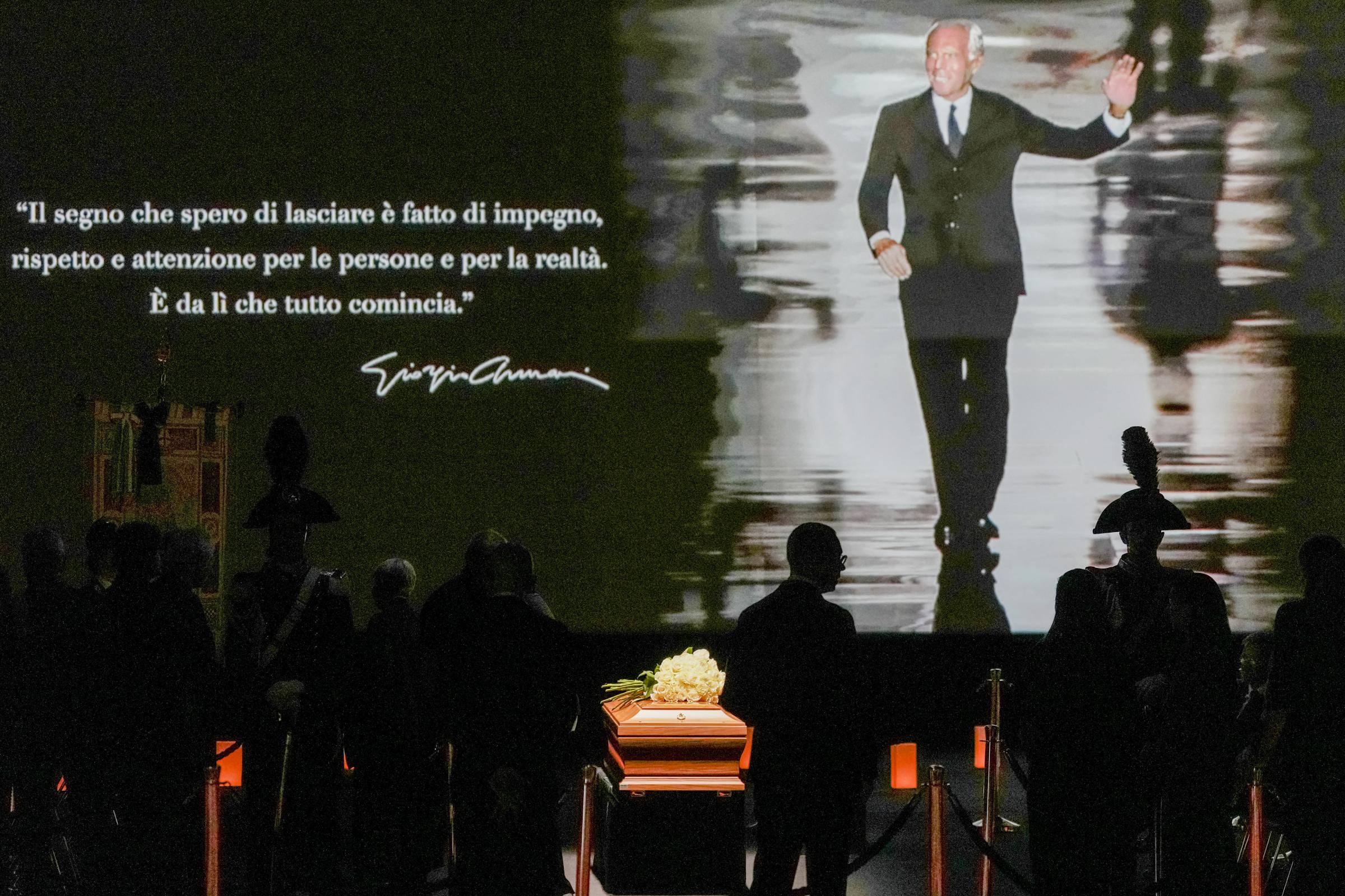 Giorgio Armani, in 6mila alla camera ardente a Milano. Sala: “Il suo nome al Famedio”
