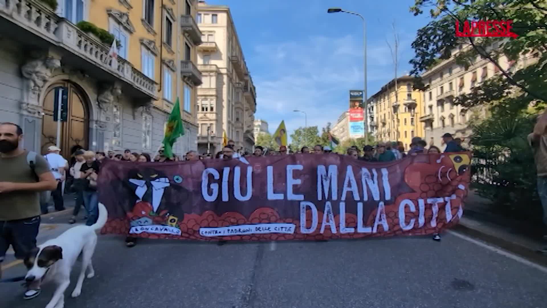 milano in migliaia al corteo contro lo sgombero del leoncavallo