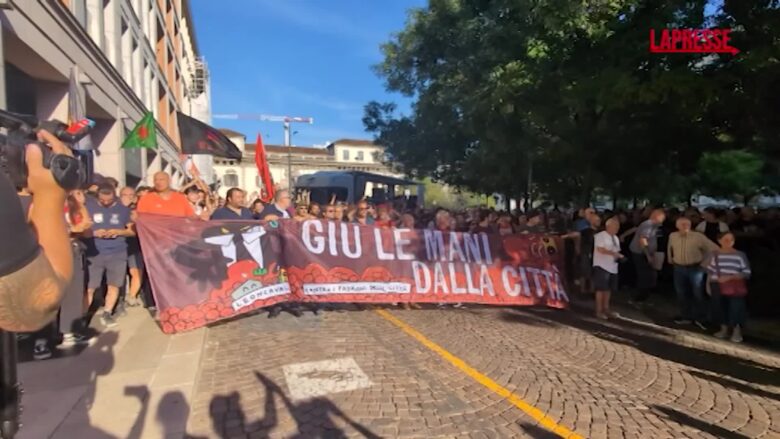Milano, corteo per il Leoncavallo arriva in piazza Duomo: leggera tensione con la polizia