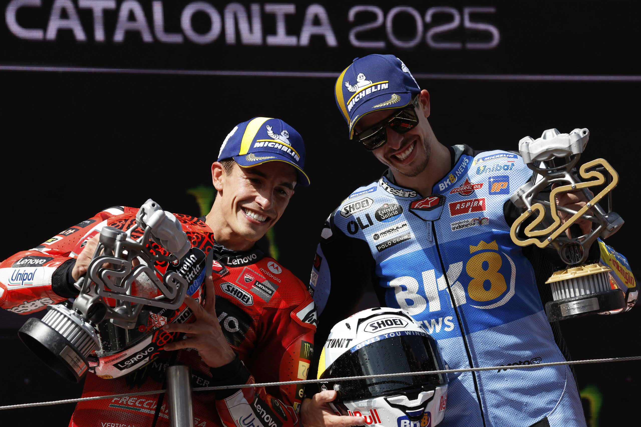 MotoGp, Gp Catalogna 2025: Alex Marquez trionfa davanti al fratello Marc, 3° Bastianini