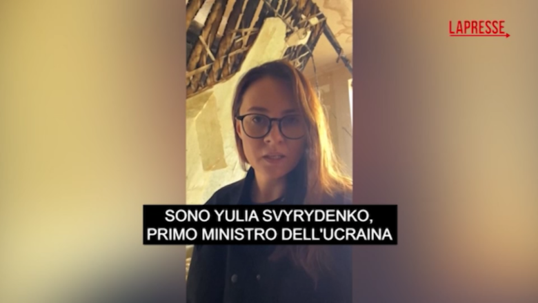 Ucraina, la premier Yulia Svyrydenko dentro l'edificio bombardato dai russi: il videomessaggio