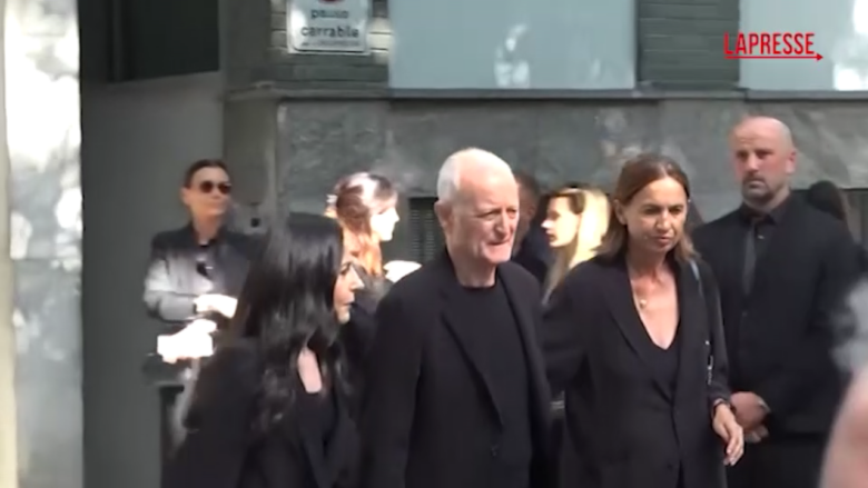 Armani, Santo Versace alla camera ardente con la moglie