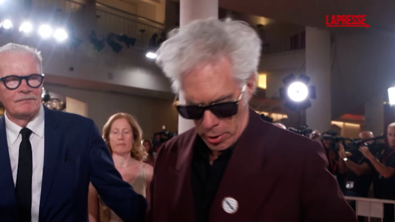 mostra del cinema di venezia 2025 jim jarmush indossa spilla per fine della guerra a gaza