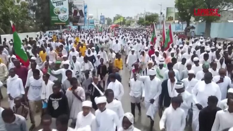 Somalia, a Mogadiscio si celebra il compleanno di Maometto: le immagini