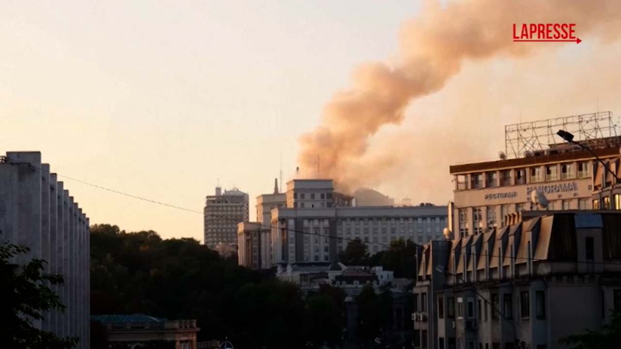 Ucraina, attacco russo su Kiev: colonna di fumo da edificio governativo Ucraina, attacco russo su Kiev: colonna di fumo da edificio governativo