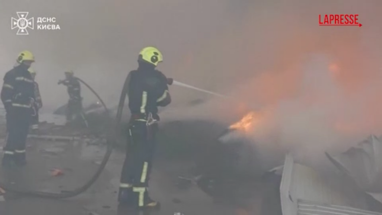 Ucraina, i soccorsi al lavoro dopo gli attacchi della Russia: le immagini delle macerie