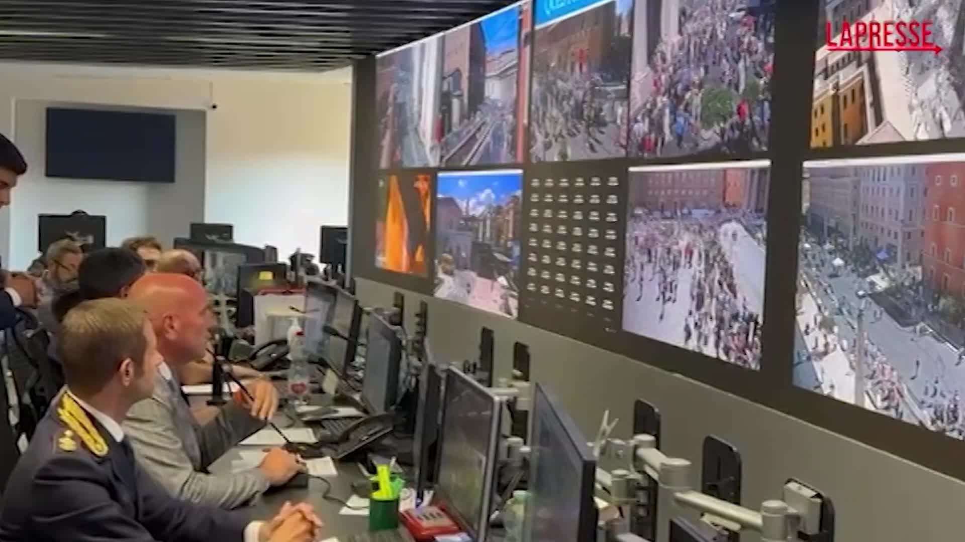 Canonizzazione Acutis e Frassati, il Questore di Roma ringrazia via radio le donne della sicurezza Canonizzazione Acutis e Frassati, il Questore di Roma ringrazia via radio le donne della sicurezza