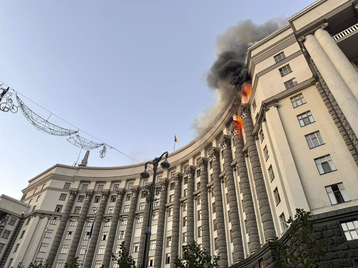 Ucraina, attacco russo su Kiev: colpito edificio governativo