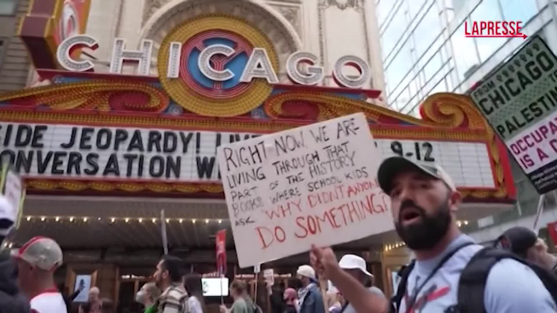 chicago migliaia in piazza contro il piano di controllo dell immigrazione di trump
