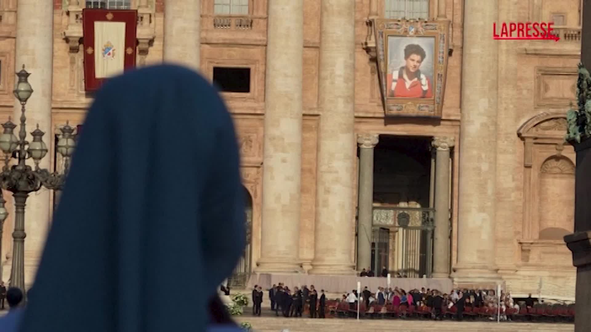 Vaticano, la folla in San Pietro per Carlo Acutis e Pier Giorgio Frassati Vaticano, la folla in San Pietro per Carlo Acutis e Pier Giorgio Frassati