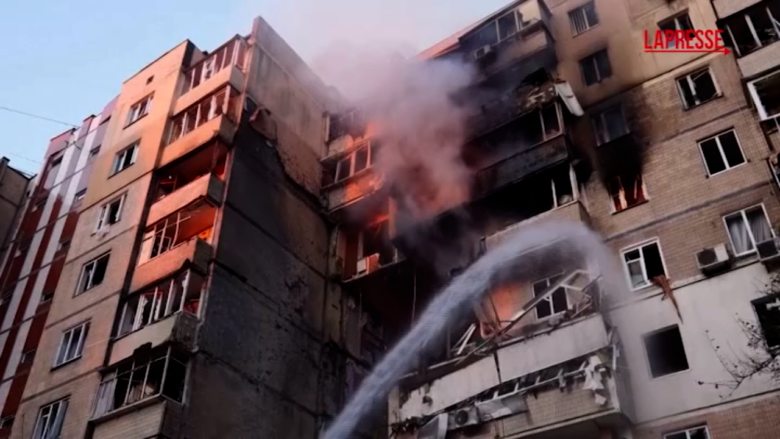 Ucraina, la Russia attacca Kiev con 800 droni e 13 missili: le immagini delle macerie