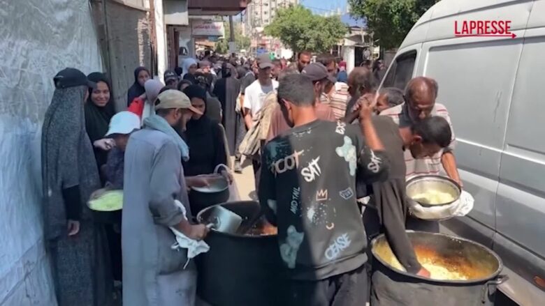 Gaza, lunghe file per il cibo: le immagini