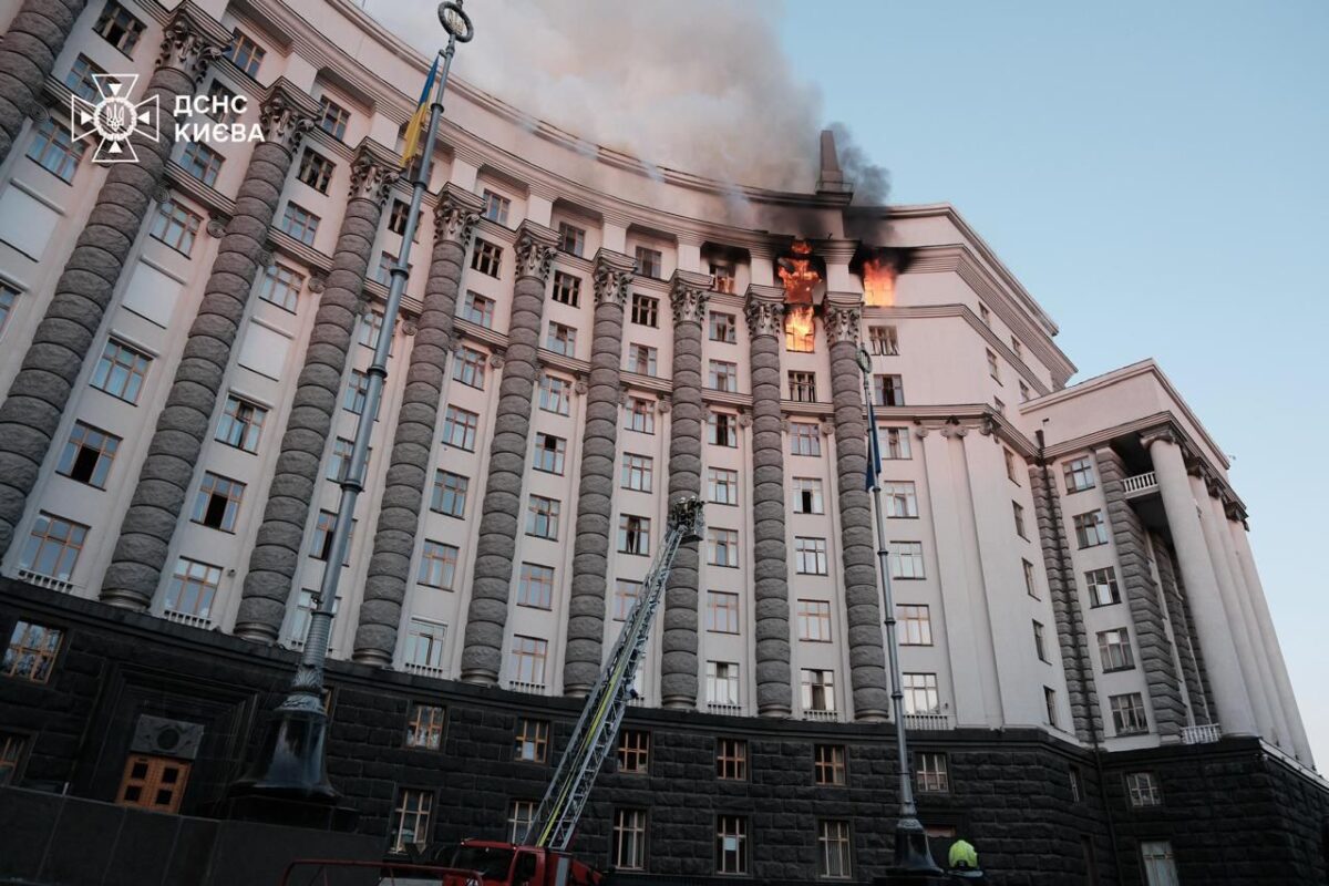 Ucraina, attacco russo su Kiev: colpito edificio governativo Ucraina, attacco russo su Kiev: colpito edificio governativo