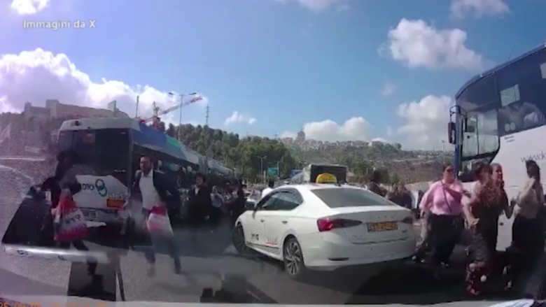 Attentato a Gerusalemme, la folla in fuga dagli spari: il video della dashcam di un'auto