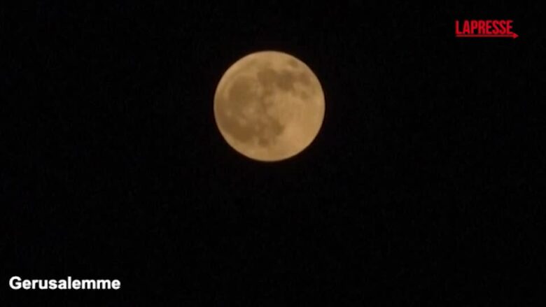 Eclissi lunare: in Medio Oriente il fenomeno della luna rossa