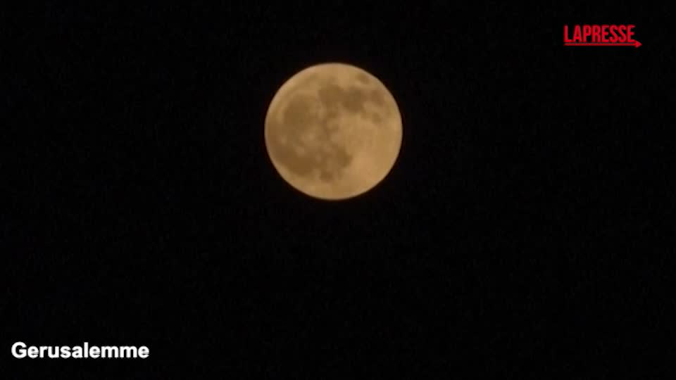 Eclissi lunare: in Medio Oriente il fenomeno della luna rossa Eclissi lunare: in Medio Oriente il fenomeno della luna rossa