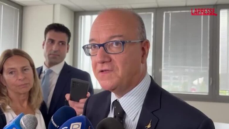 Scuola, vietato l’uso dei cellulari. Valditara: “I giovani sono favorevoli”