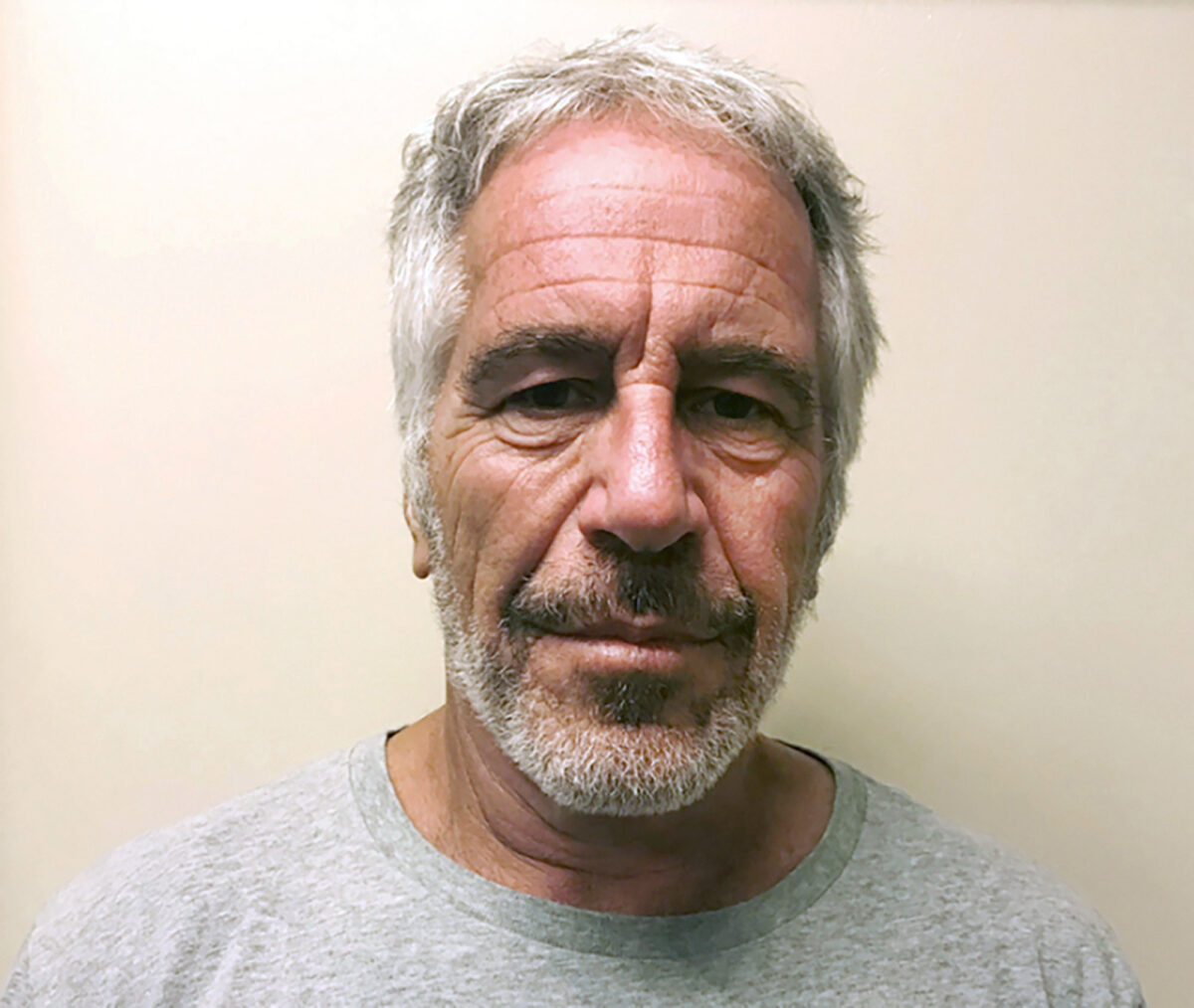 Caso Epstein, svelata la lettera oscena di Trump Caso Epstein, svelata la lettera oscena di Trump