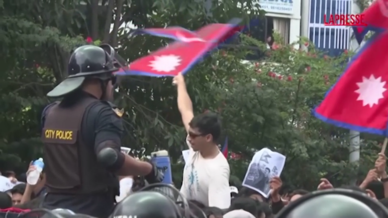 Nepal, il governo blocca Facebook e Youtube e scoppia la protesta: le immagini