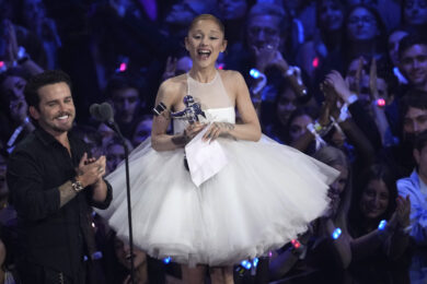 Christian Breslauer e Ariana Grande ritira il premio video dell'anno "Brighter Days Ahead"