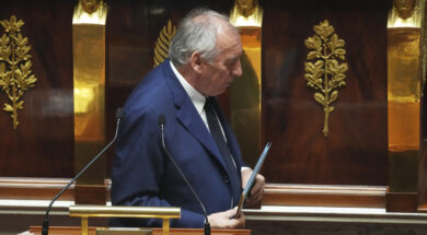 Francia, cade il governo Bayrou. Negato voto di fiducia su bilancio: 364 i no, 194 i sì