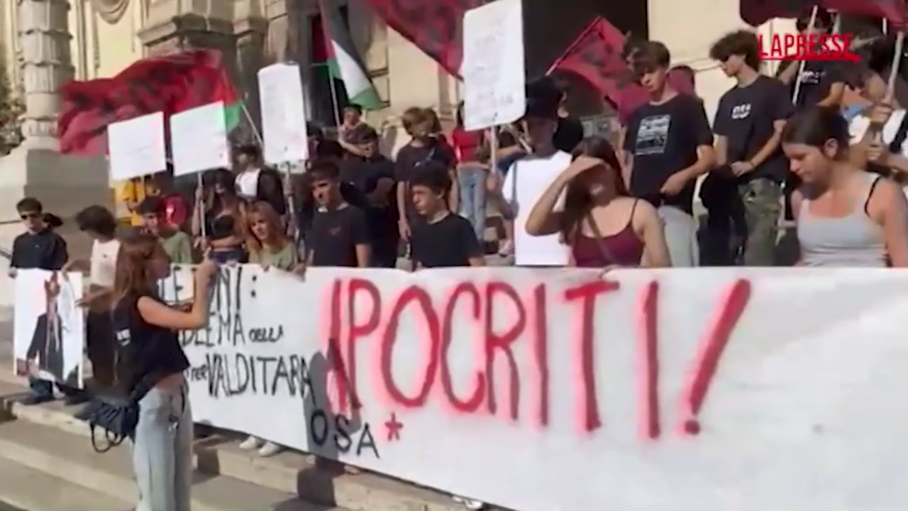 roma studenti al miur contro il divieto del cellulare a scuola le immagini della protesta