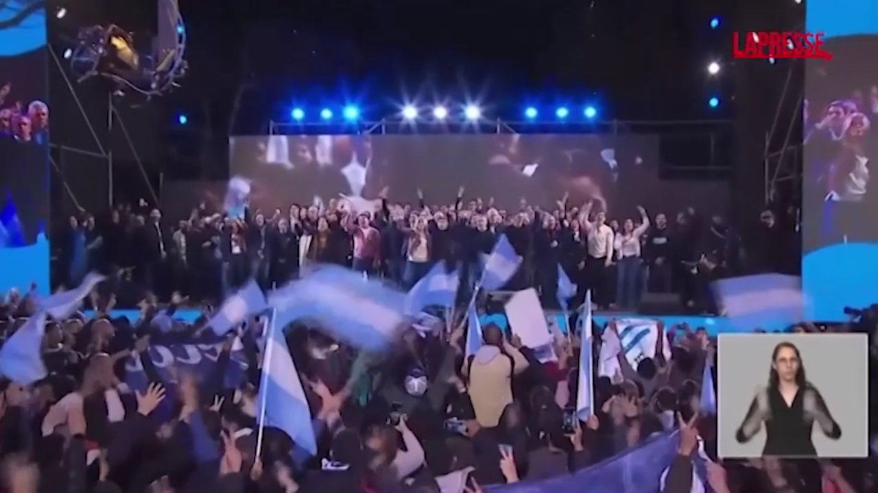 Argentina, sconfitta schiacciante per Milei alle elezioni provinciali: le reazioni in piazza Argentina, sconfitta schiacciante per Milei alle elezioni provinciali: le reazioni in piazza