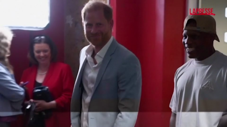 Harry nel Regno Unito, il Principe tra giovani rapper in uno studio di registrazione