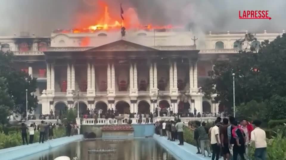 Nepal, manifestanti danno fuoco alla sede del governo a Kathmandu Nepal, manifestanti danno fuoco alla sede del governo a Kathmandu