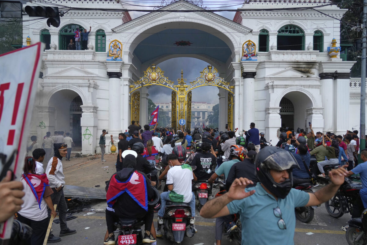 nepal protesta della gen z manifestanti danno fuoco al palazzo del parlamento