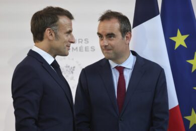 Francia, Macron nomina Sebastien Lecornu nuovo premier: “Grazie per fiducia, obiettivo garantire stabilità”