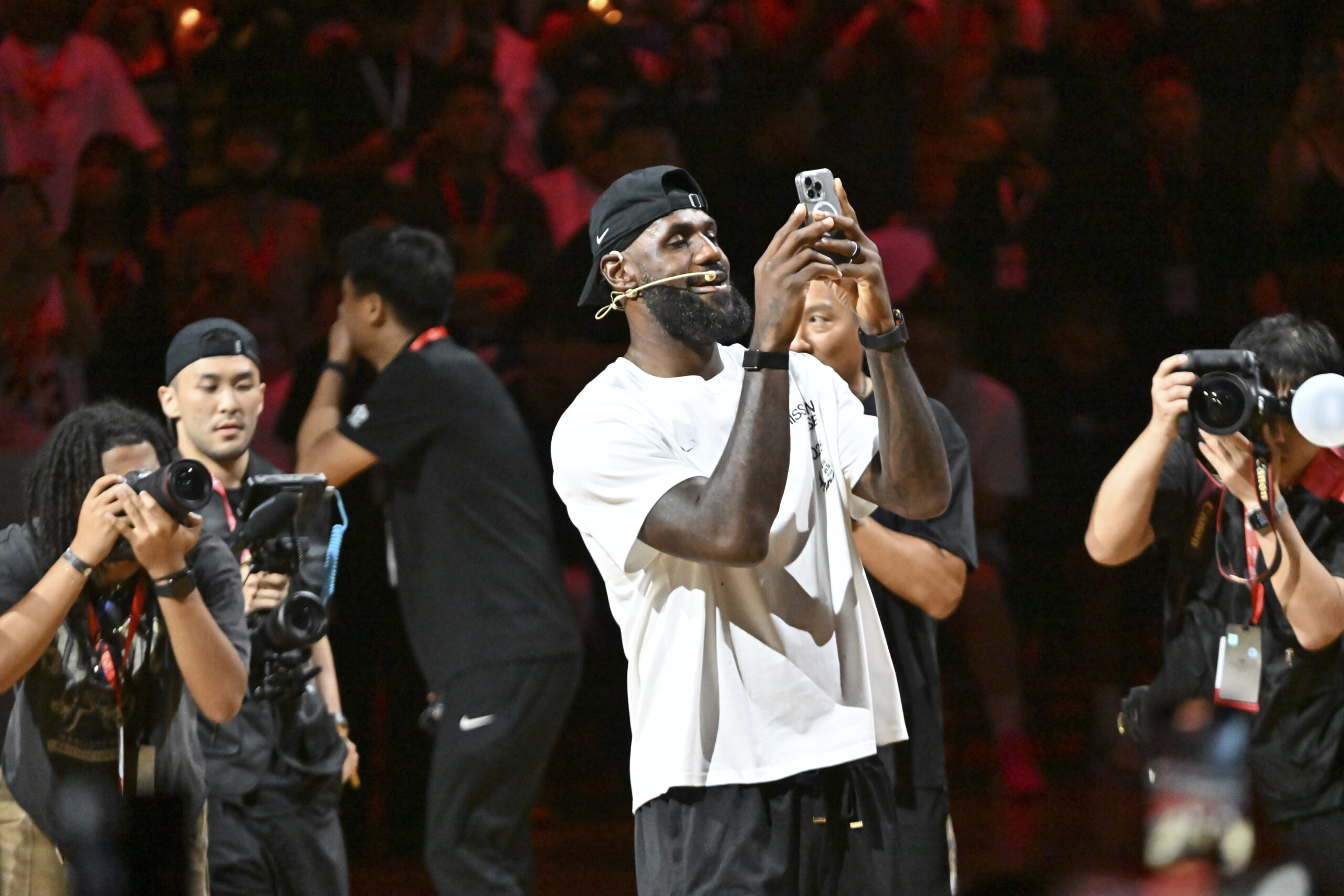 LeBron James in Cina, la diplomazia del basket per rafforzare i rapporti Washington-Pechino LeBron James in Cina, la diplomazia del basket per rafforzare i rapporti Washington-Pechino