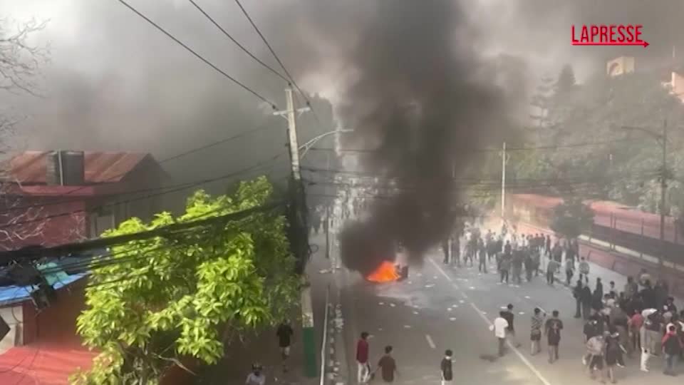 Nepal, decine di morti nelle proteste di piazza: si dimette il primo ministro Nepal, decine di morti nelle proteste di piazza: si dimette il primo ministro
