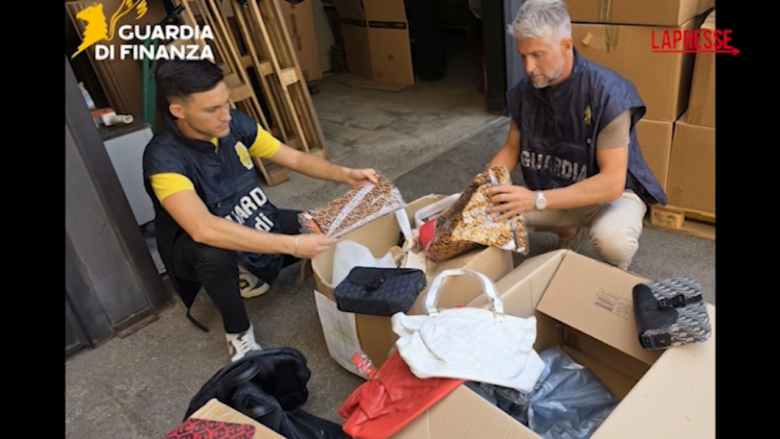 Firenze, borse e portafogli di lusso contraffatti: sequestrati oltre 5 mila accessori