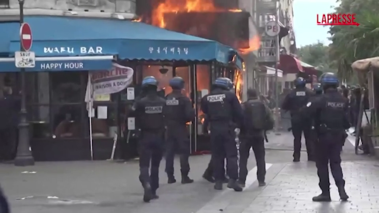 Parigi, incendio in un ristorante nel giorno delle proteste in Francia