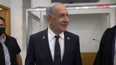 Israele, Netanyahu arriva in tribunale