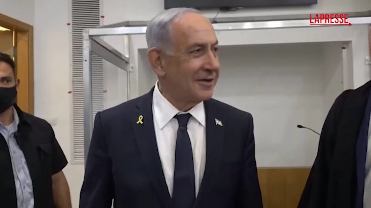 israele netanyahu arriva in tribunale