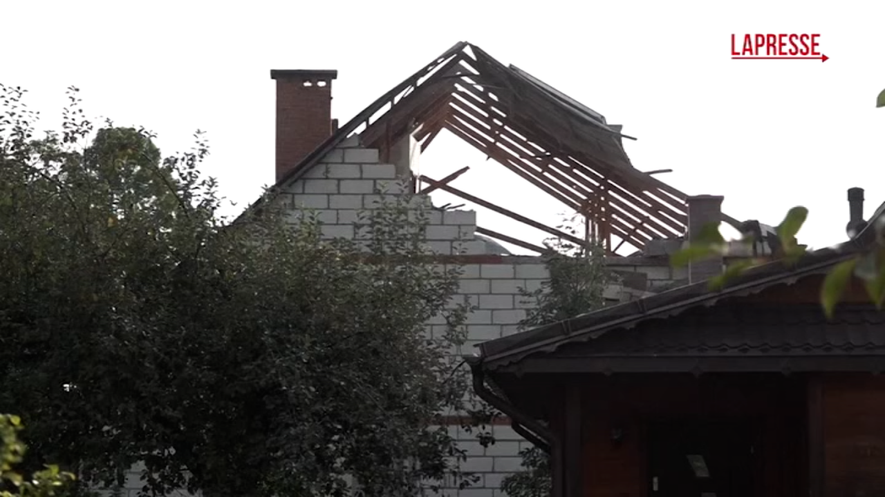 Droni russi in Polonia, il tetto di una casa distrutto Droni russi in Polonia, il tetto di una casa distrutto