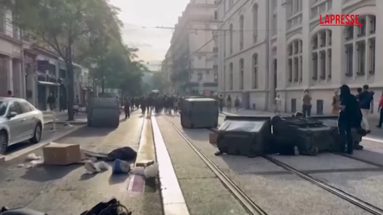 Francia, iniziata la mobilitazione "Blocchiamo tutto": le immagini