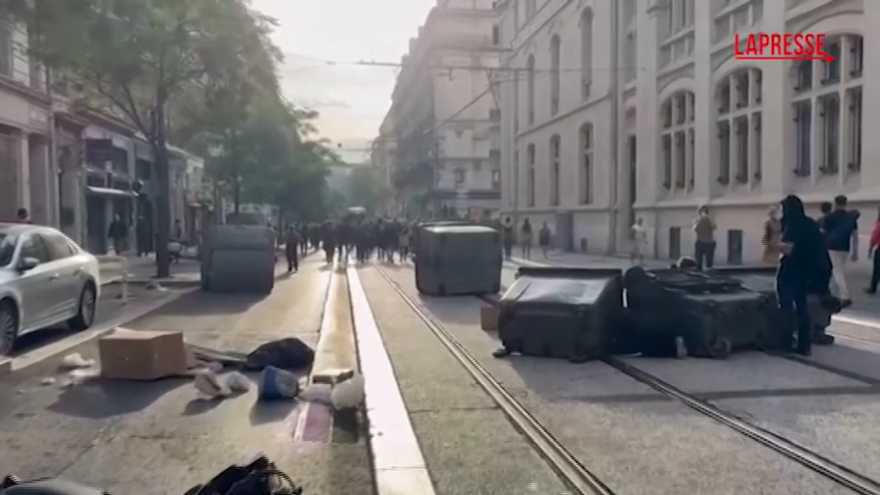 Francia, iniziata la mobilitazione "Blocchiamo tutto": le immagini Francia, iniziata la mobilitazione "Blocchiamo tutto": le immagini