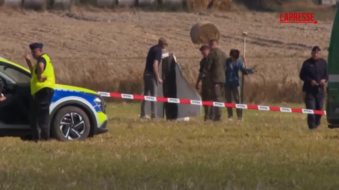 droni russi in polonia la polizia ispeziona i detriti in un villaggio