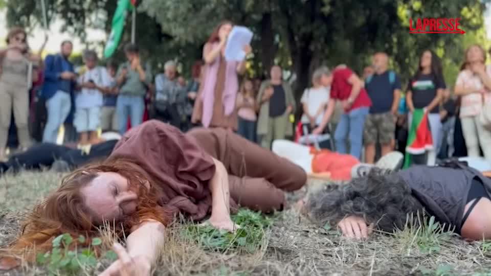 Medio Oriente, artisti inscenano performance Pro Pal sotto sede Leonardo