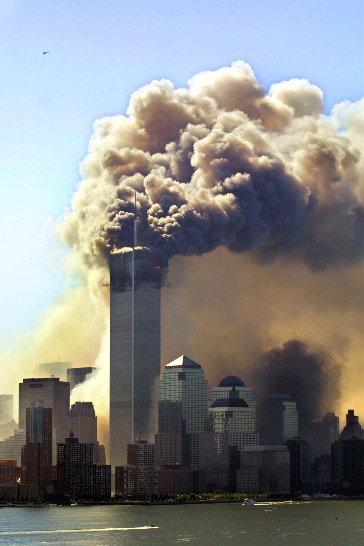 Galleria foto '11 settembre 2001, le immagini dell’attacco alle Torri Gemelle' - foto 11