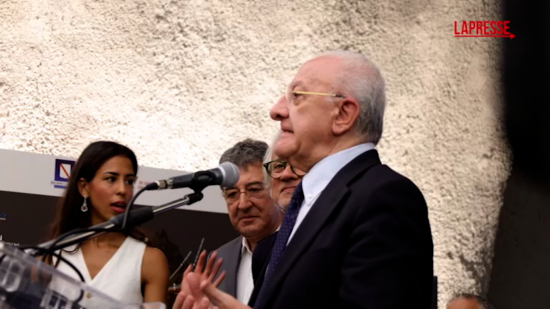 Campania, gaffe di De Luca 'Bellissima la figlia di Kapoor' ma è la moglie