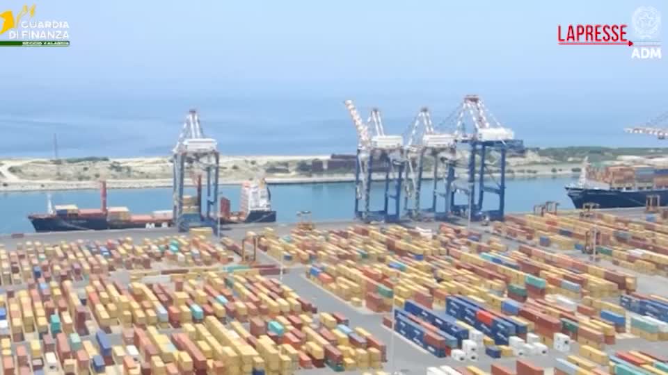 Gioia Tauro, sequestrati 288 kg di cocaina: il video della Guardia di Finanza Gioia Tauro, sequestrati 288 kg di cocaina: il video della Guardia di Finanza