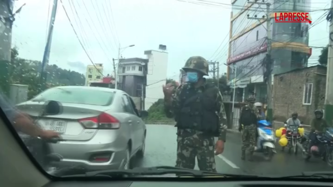 nepal l esercito revoca il coprifuoco dopo le proteste anti governative le immagini