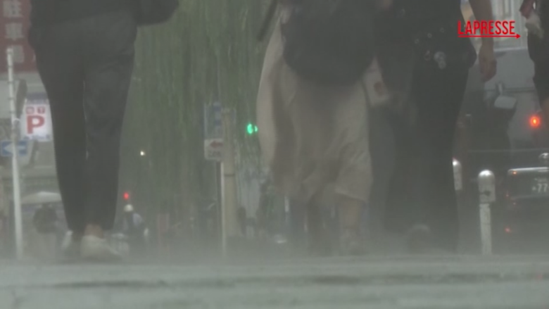 Giappone, Tokyo colpita da piogge torrenziali: stop aerei e treni, strade allagate
